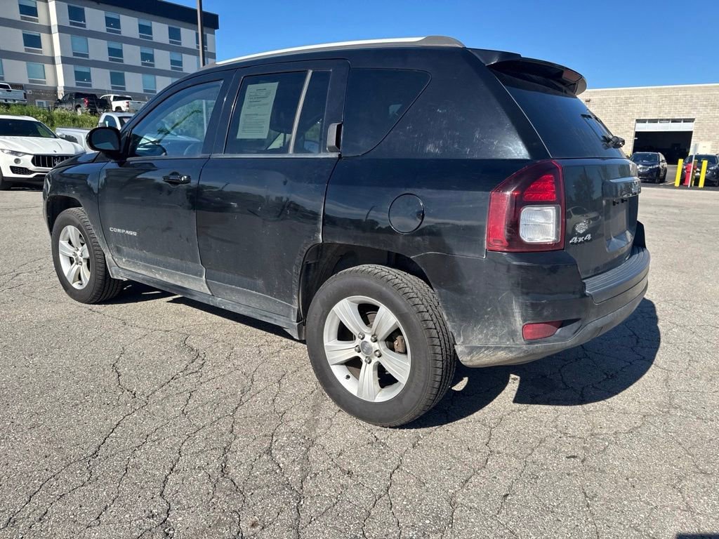 Used 2016  Jeep Latitude image 23