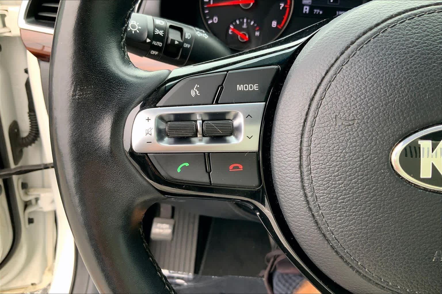 Used 2017 Snow White Pearl Kia Premium image 22