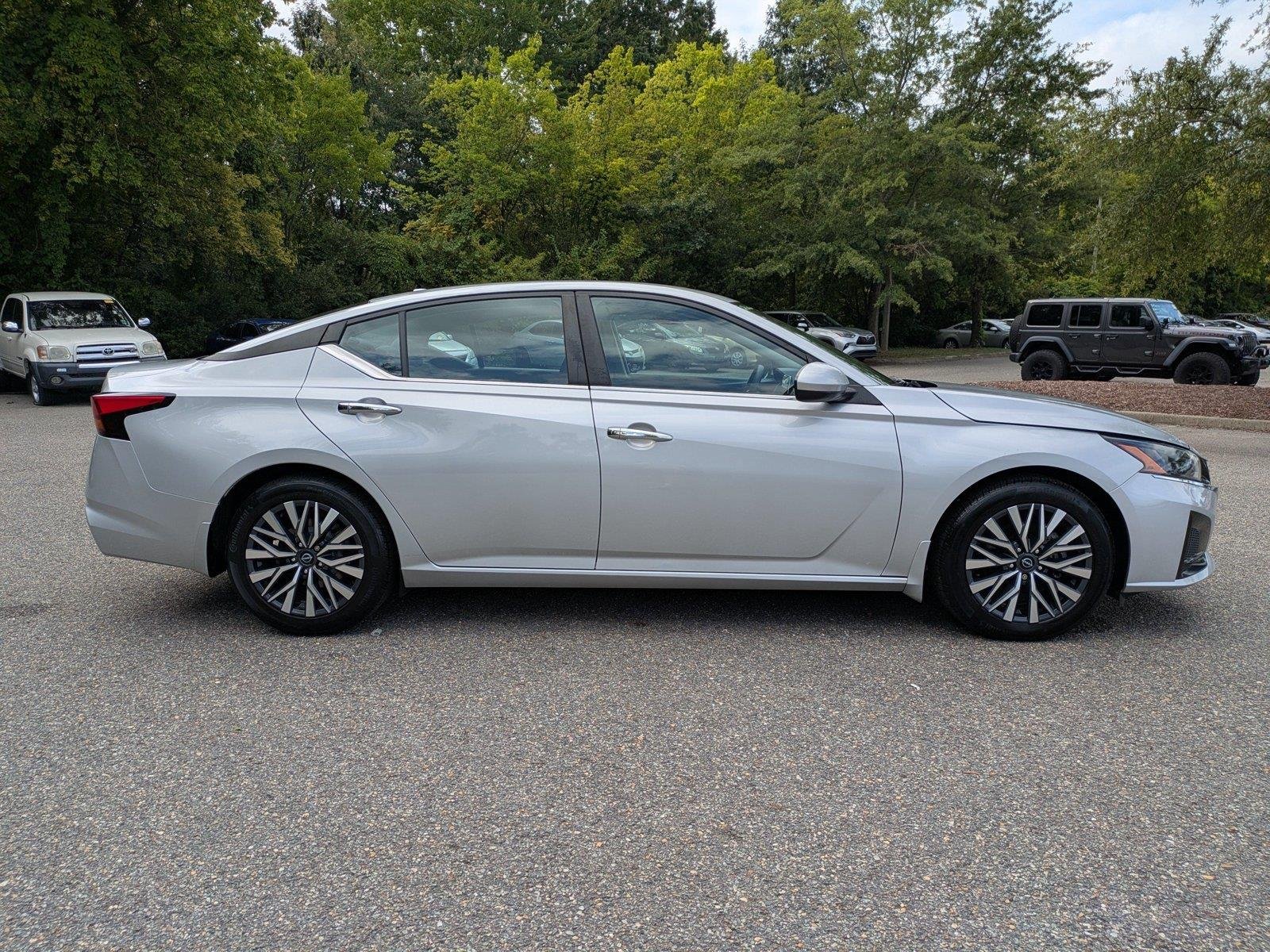 Used 2023 Brilliant Silver Metallic Nissan 2.5 SV image 3
