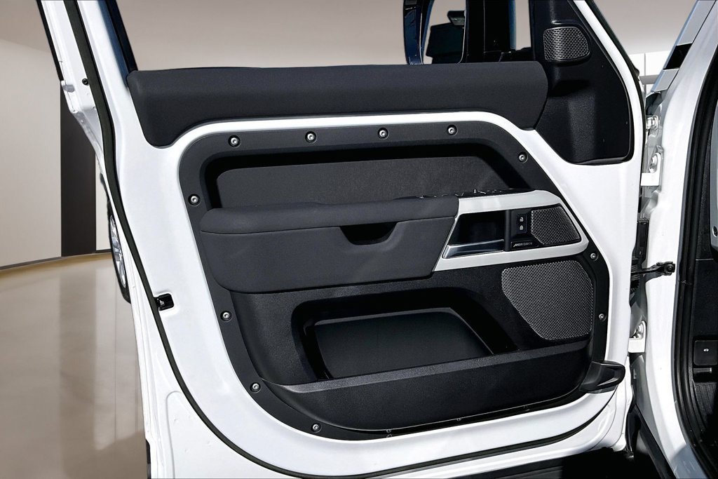 Certified Used 2023 Fuji White Land Rover S image 18