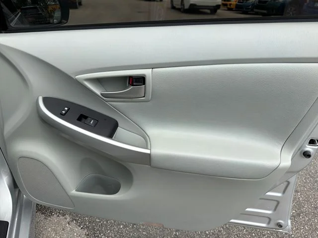 Used 2013 Silver Toyota Three image 23
