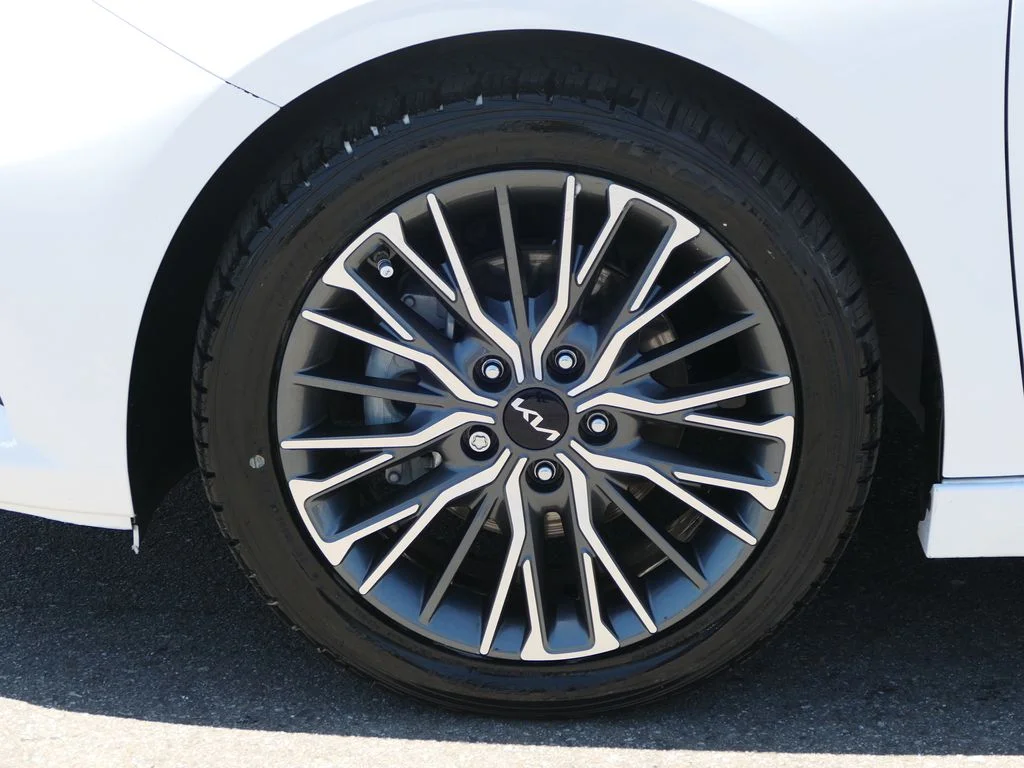 Used 2023 Snow White Pearl Kia GT-Line image 8