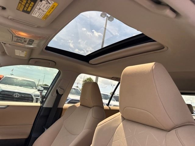 Used 2019  Toyota XLE image 3