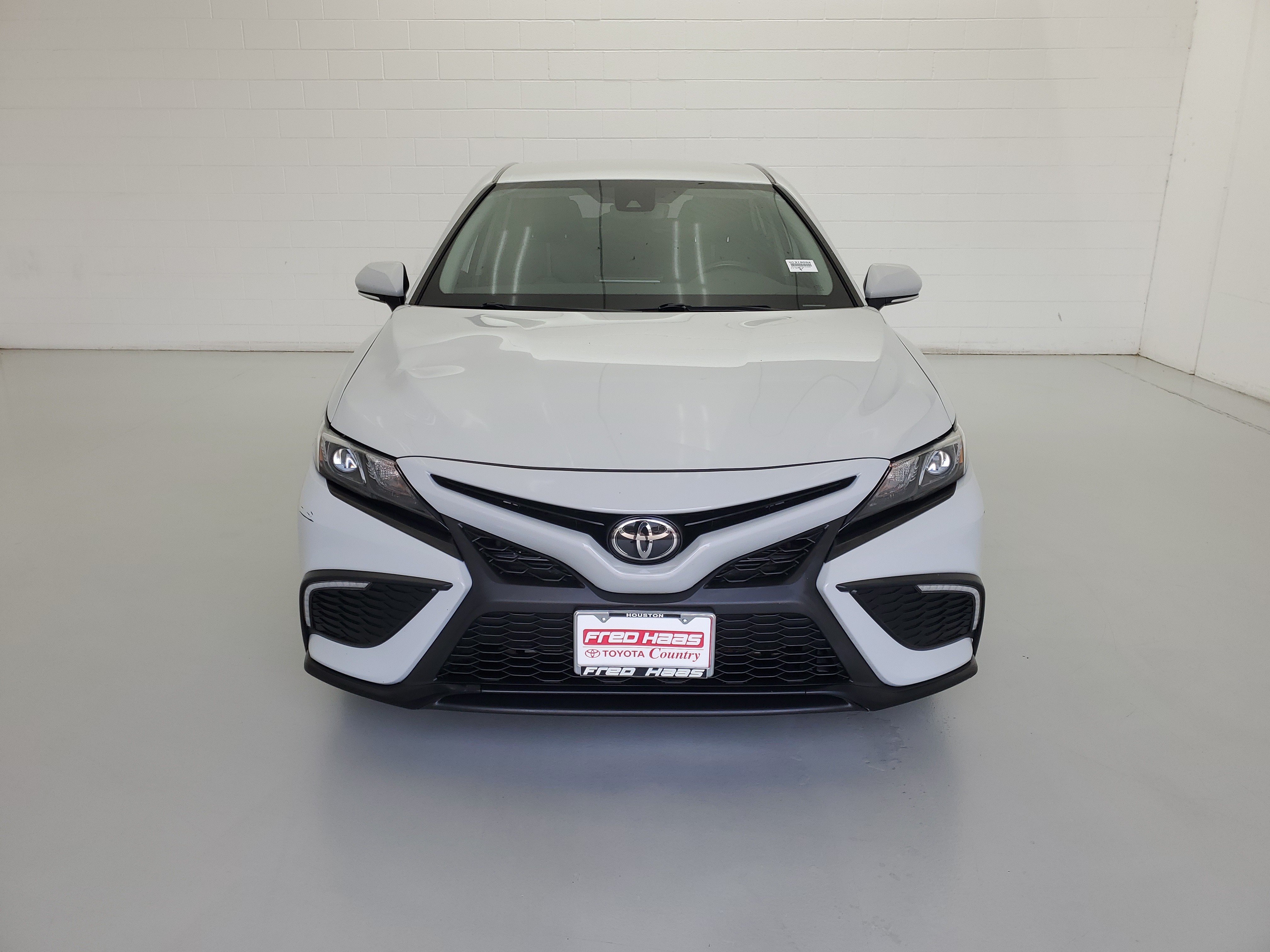 Used 2023 Ice Toyota SE image 3