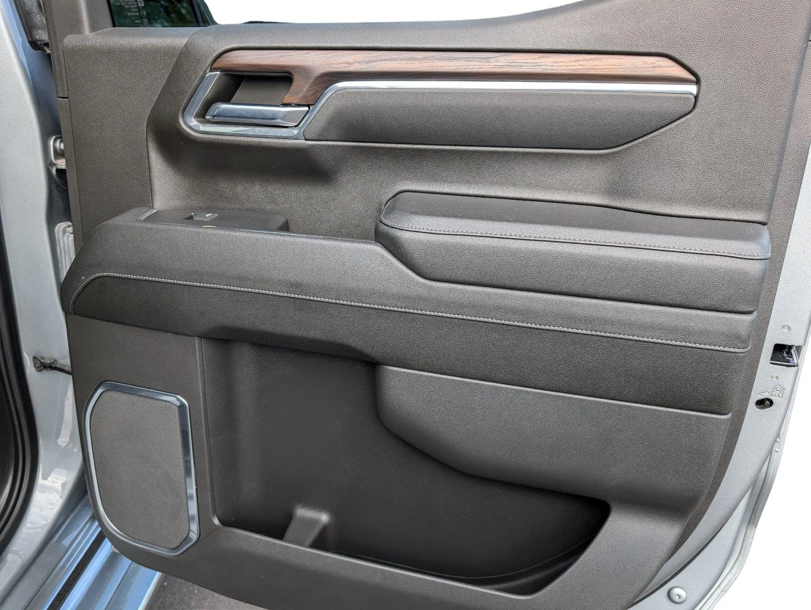 Used 2023 STERLING METALLIC GMC SLT image 39