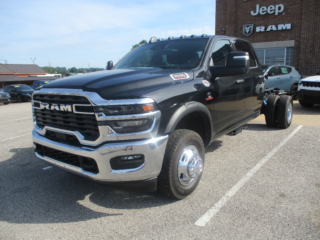 New 2026 Diamond Black Crystal Pearl-Coat Exterior Paint RAM Tradesman image 3