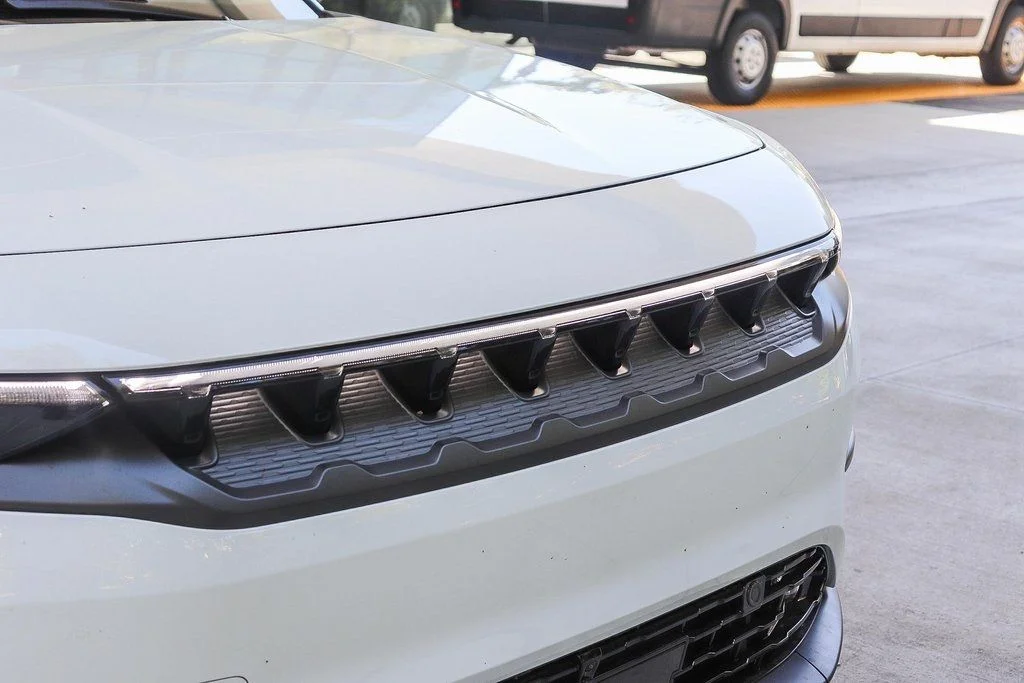 New 2025 Bright White Clear-Coat Exterior Paint Jeep LIMITED image 8