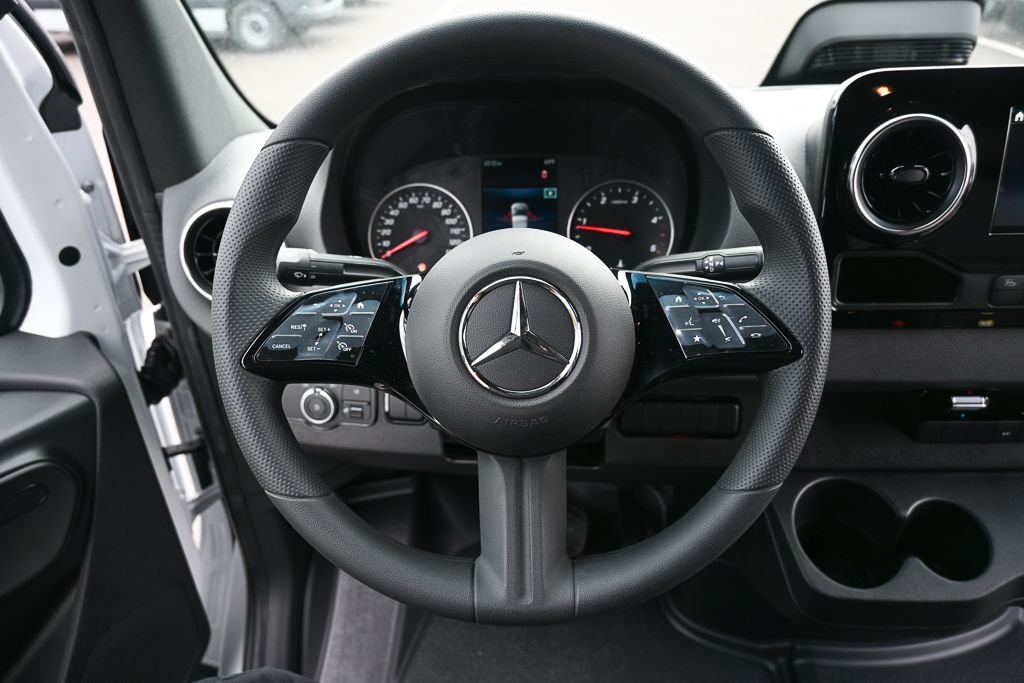 New 2026 Arctic+White Mercedes-Benz Cargo 170 WB image 2