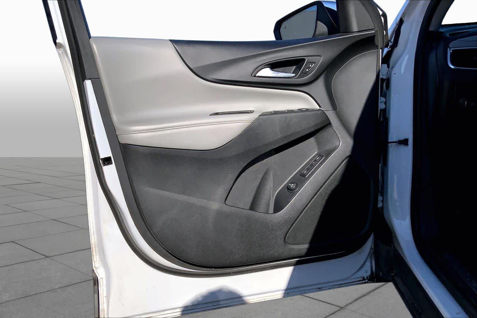 Used 2020 Iridescent Pearl Tricoat Chevrolet Premier image 21