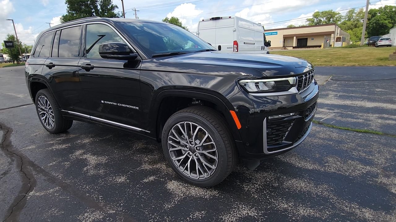 New 2026 Diamond Black Crystal Pearl-Coat Exterior Paint Jeep Summit image 2