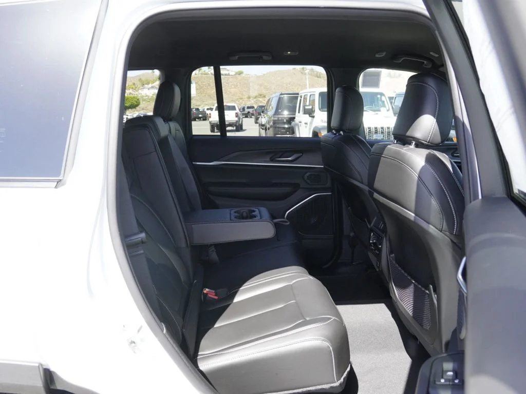 New 2026 Bright White Clear-Coat Exterior Paint Jeep Limited image 22