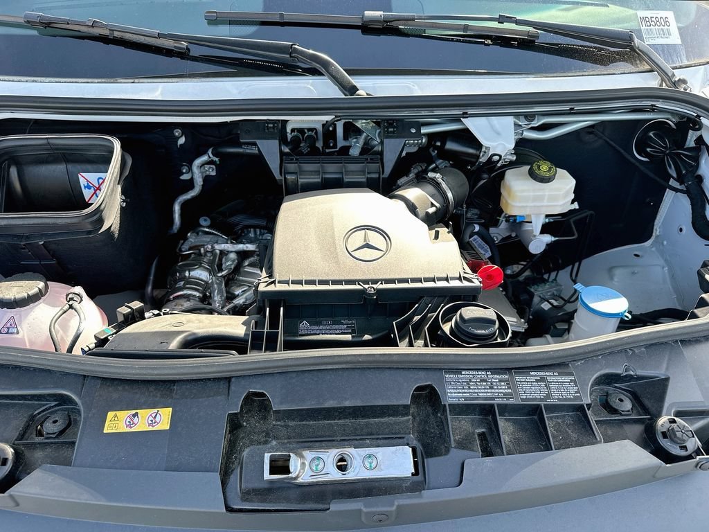 New 2026 Arctic+White Mercedes-Benz Crew 144 WB image 61