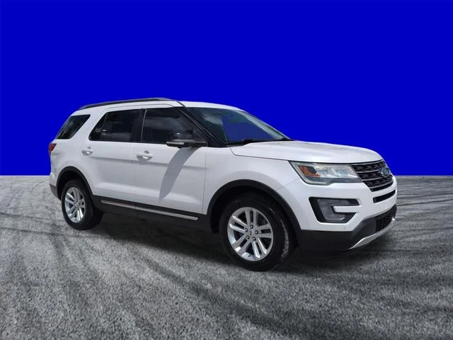 Certified Used 2017 White Platinum Clearcoat Metallic Ford XLT image 2