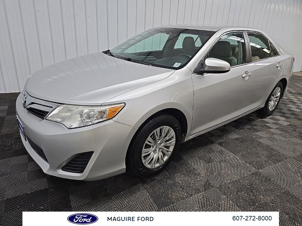 Used 2014 Silver Toyota LE image 10