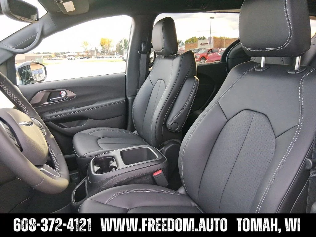 2026 Chrysler Pacifica Select - Photo 15