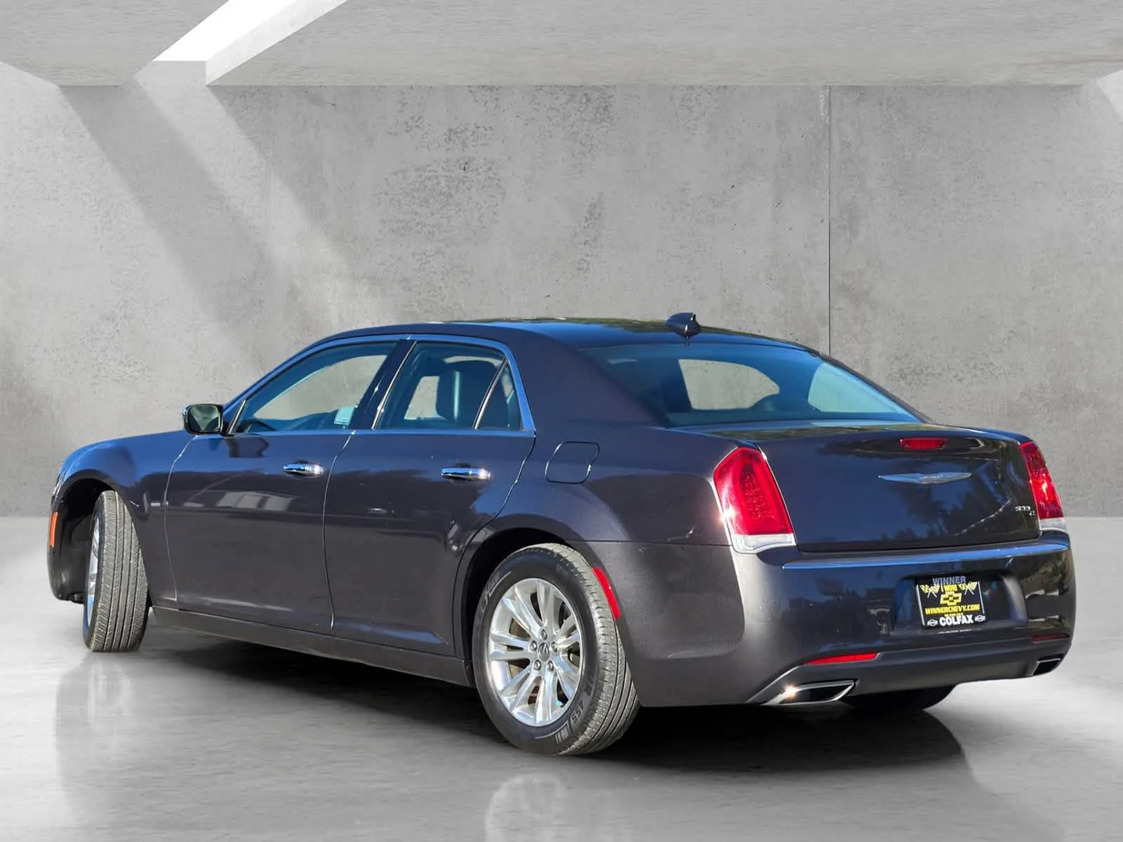 Used 2016  Chrysler 300C image 5