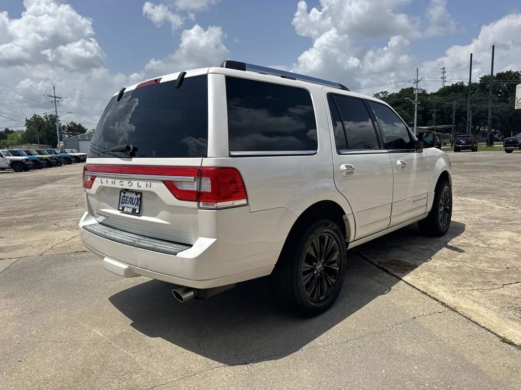 Used 2017 White Lincoln Select image 12