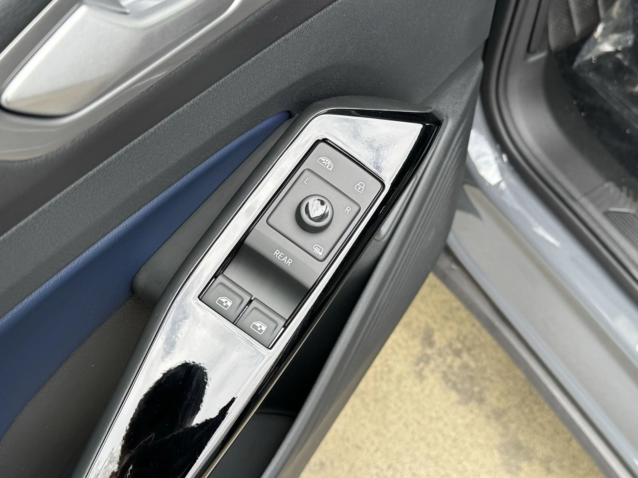 New 2026 Pure Gray Volkswagen Pro S image 12