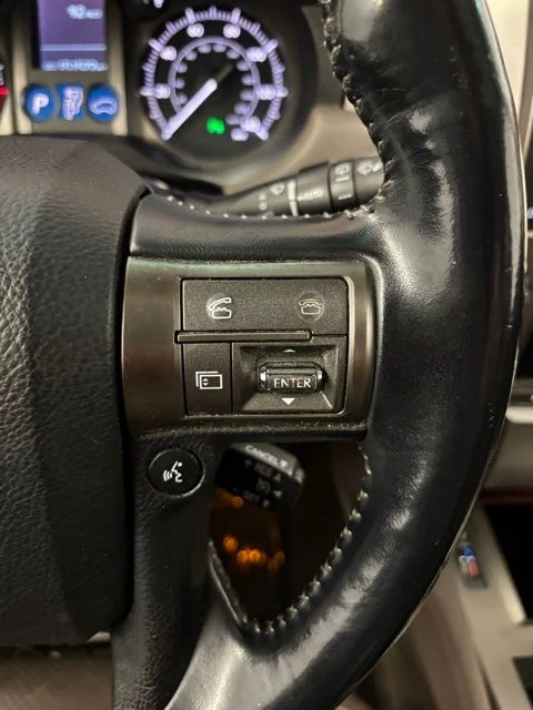 Used 2010 White Lexus 460 image 20