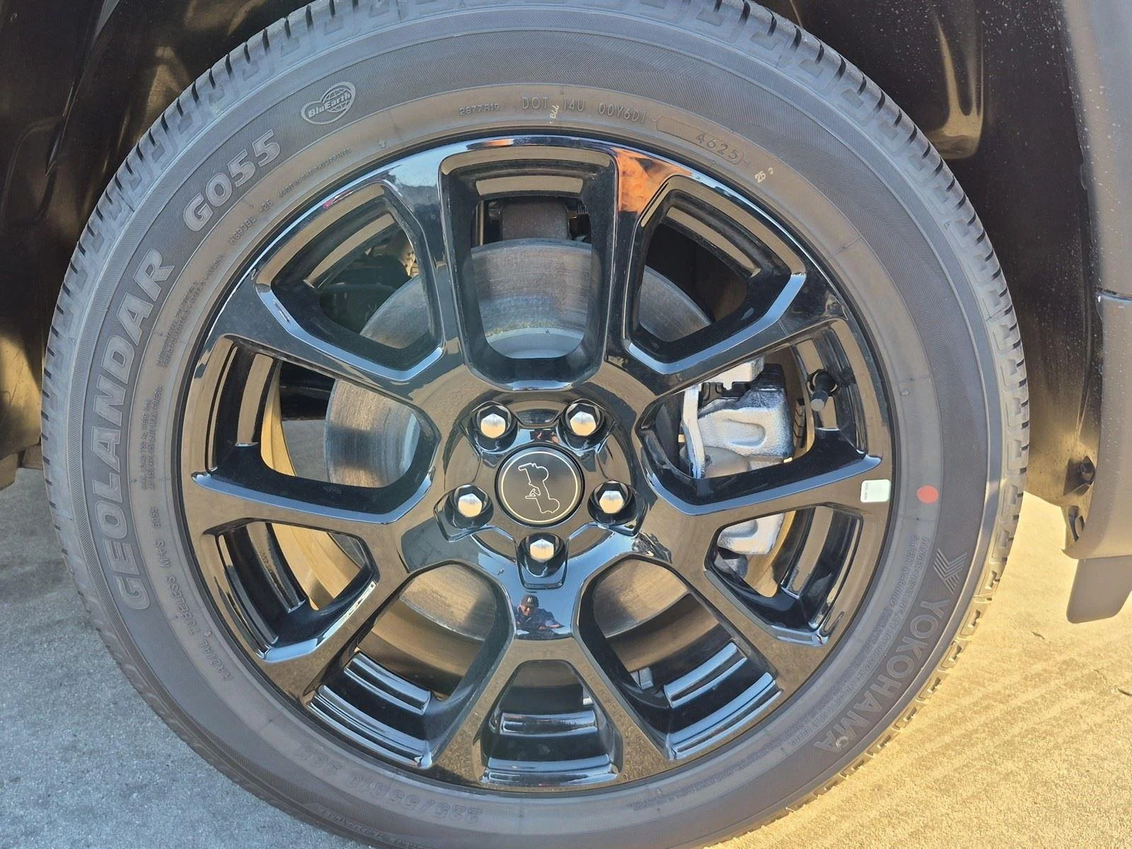 New 2026 Diamond Black Crystal Pearlcoat Jeep Latitude Altitude image 13