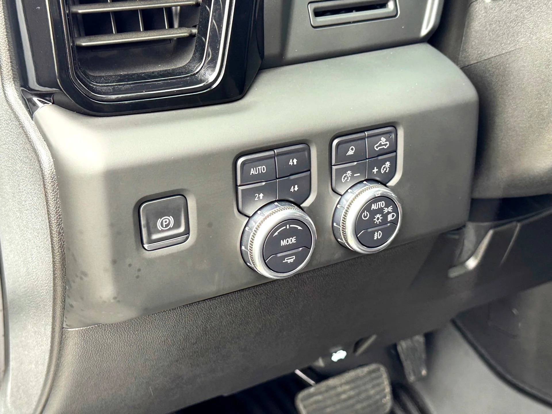 Used 2025 Summit White GMC AT4 image 14