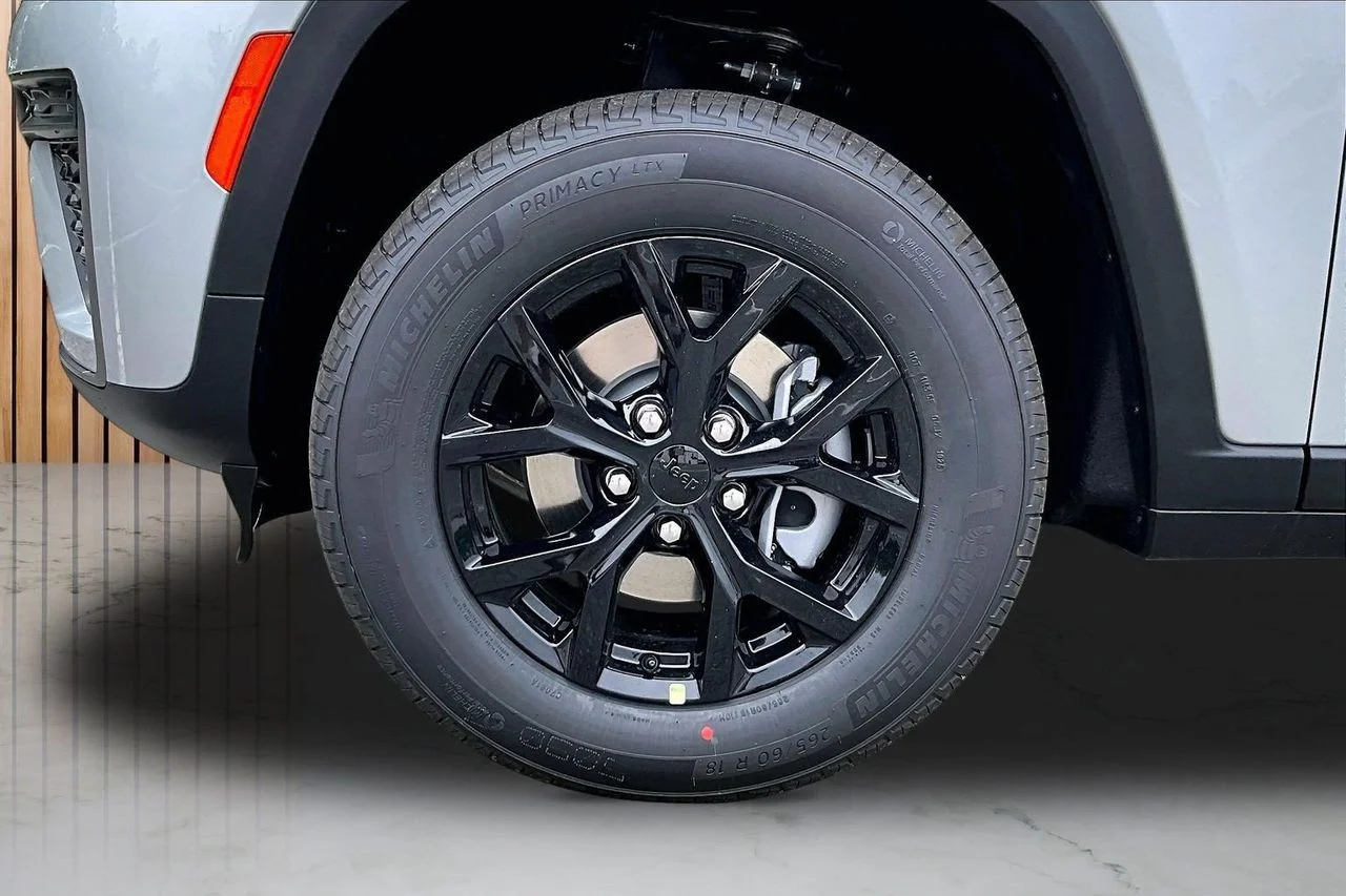 New 2026 Silver Zynith Exterior Paint Jeep Altitude image 32