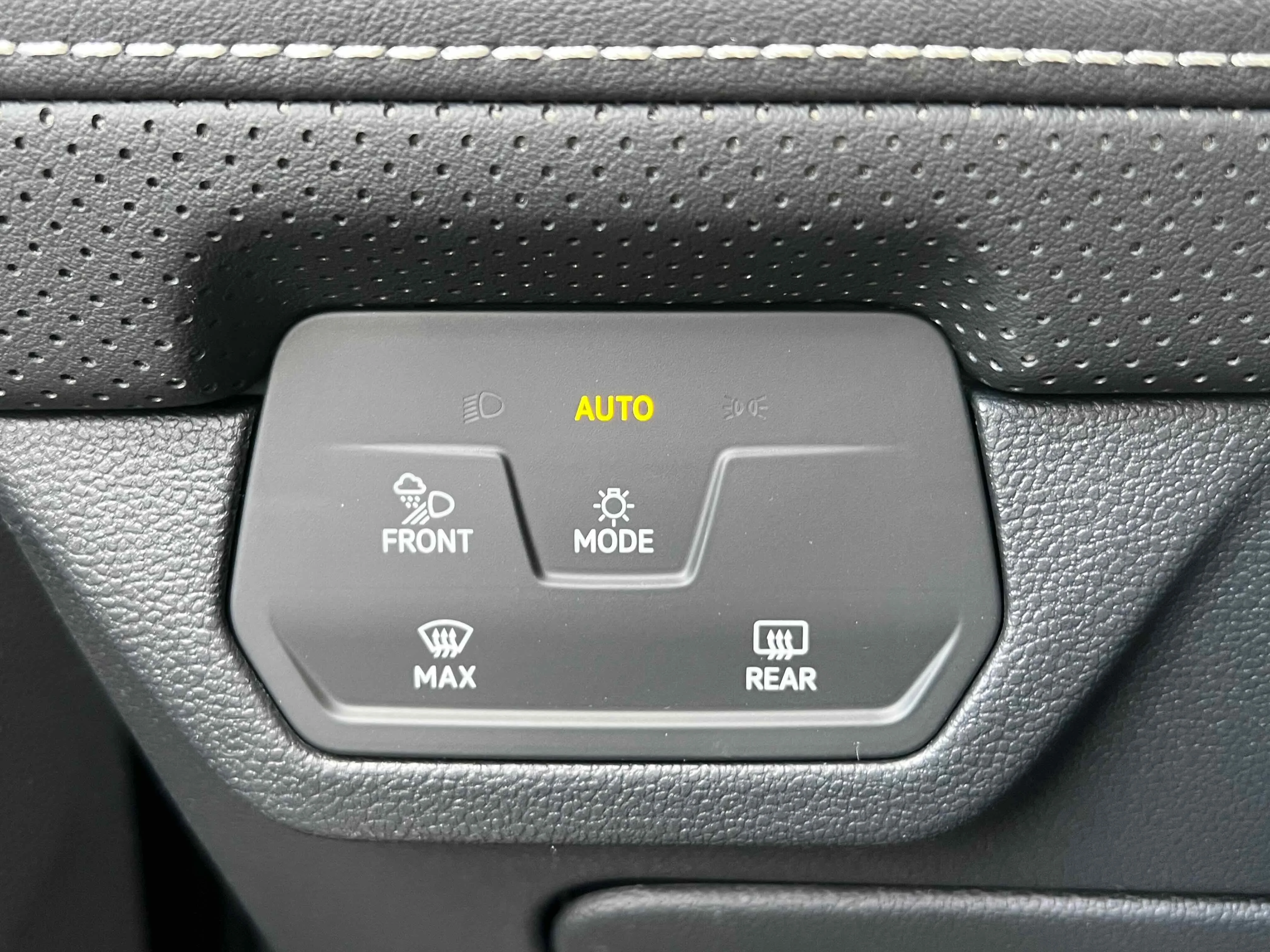 New 2026 Silver Mist Volkswagen 2.0T SE w/Technology image 32