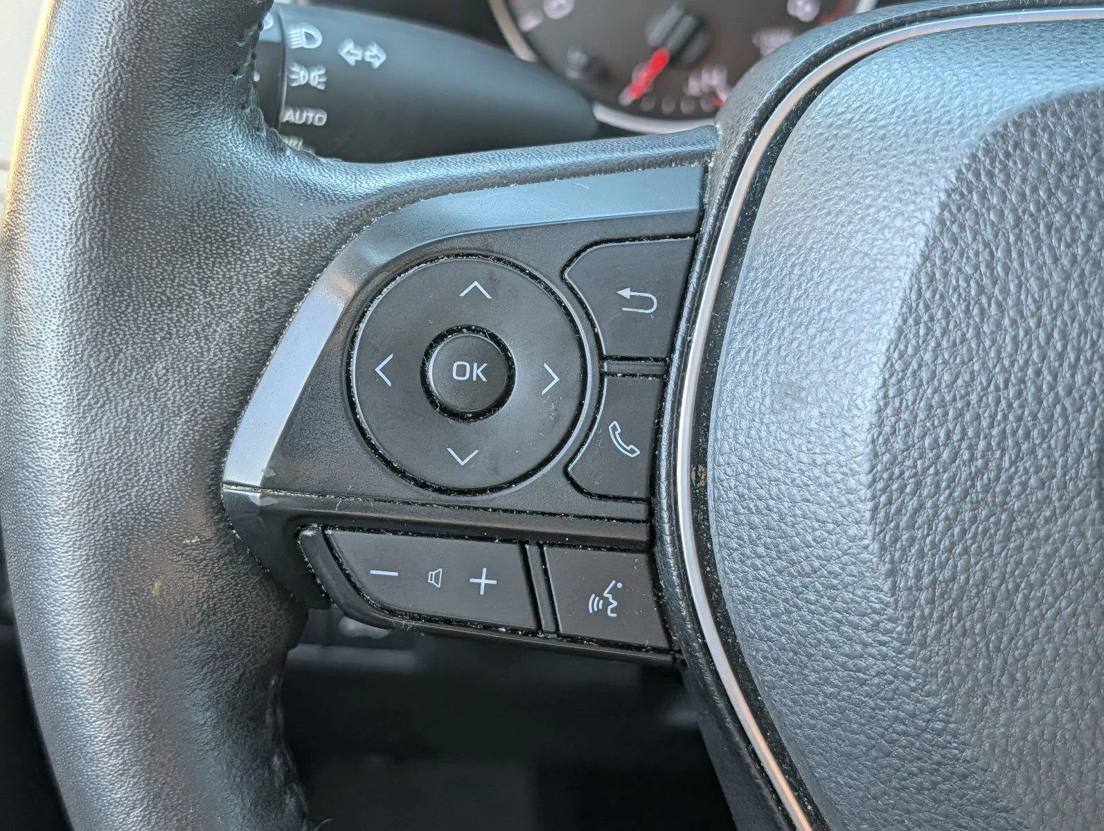 Used 2022 White Toyota XLE image 21