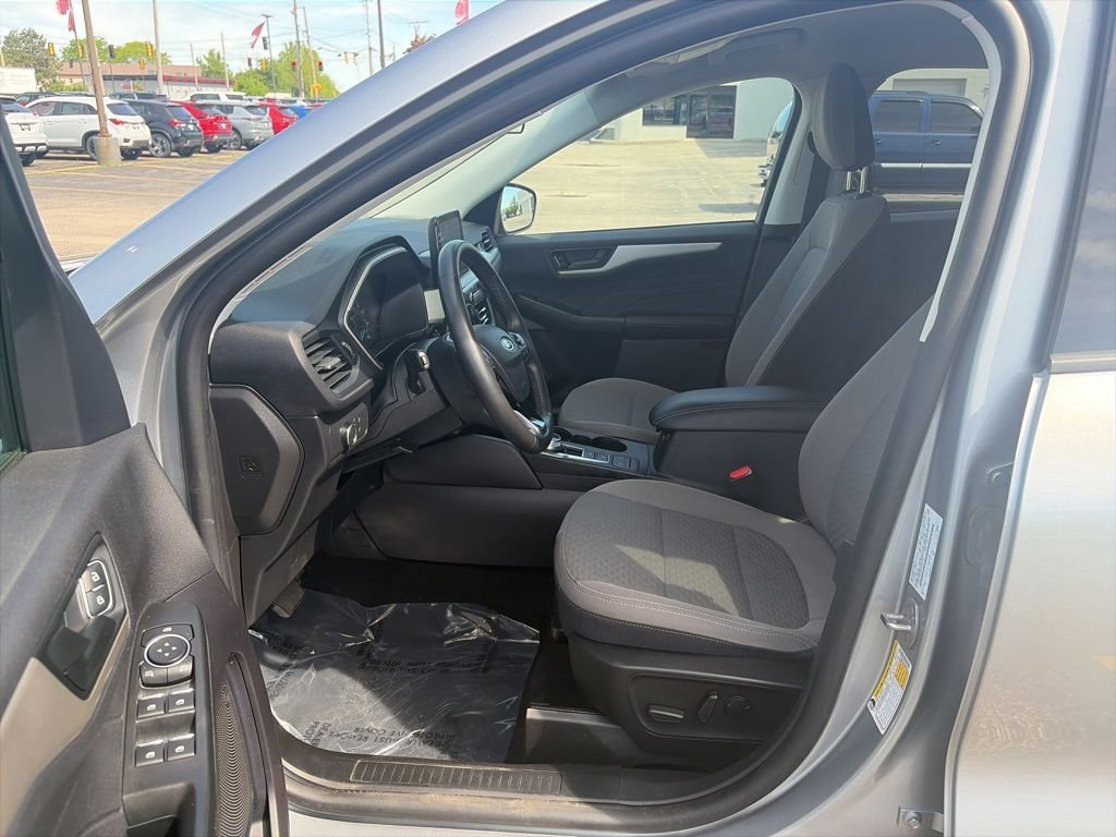 Used 2022 Silver Ford SE image 17
