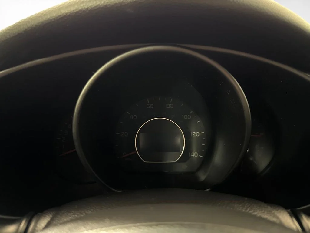 Used 2018 White Kia Base image 17