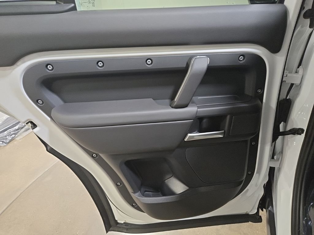 New 2026 Fuji White Land Rover X-Dynamic SE image 24