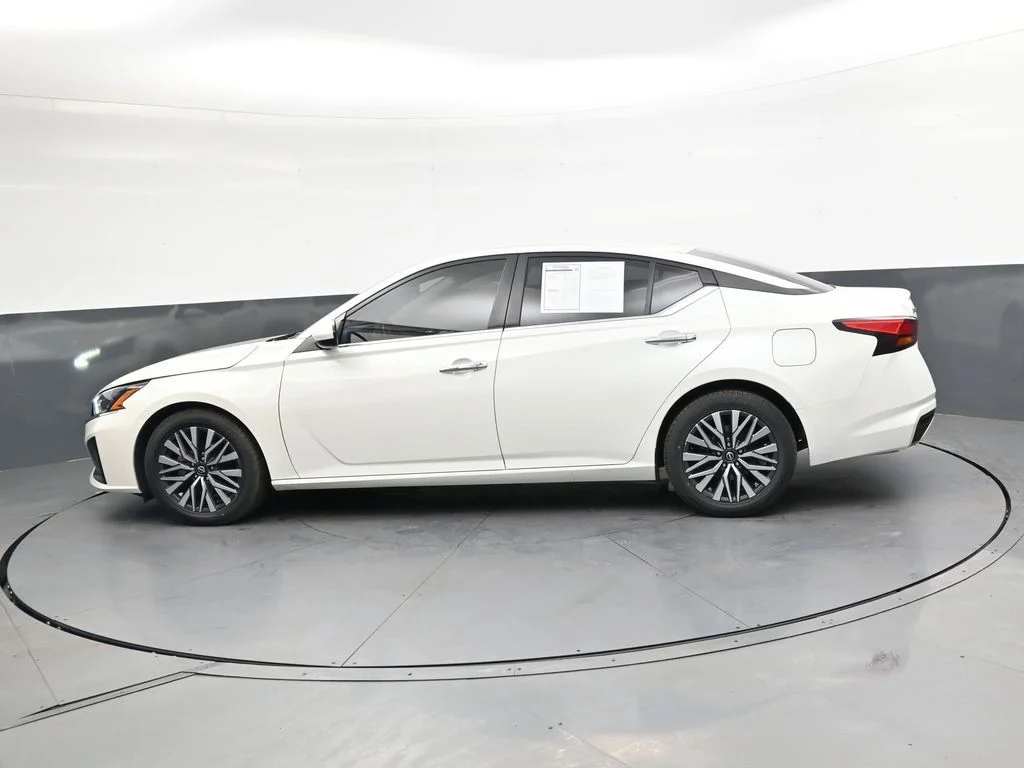 Used 2023 White Nissan 2.5 SV image 10