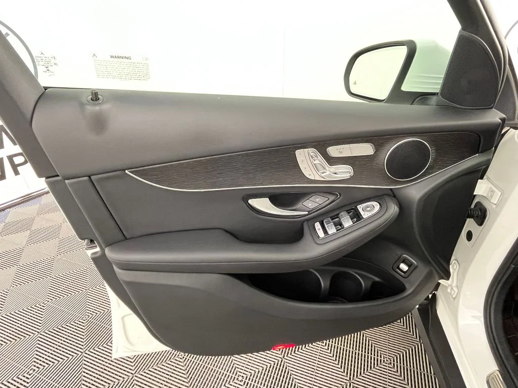 Used 2022  Mercedes-Benz GLC 300 image 25
