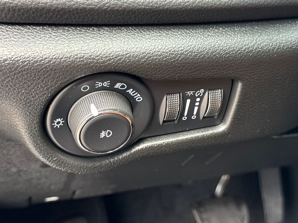 Certified Used 2022 Black Chrysler Pinnacle image 28