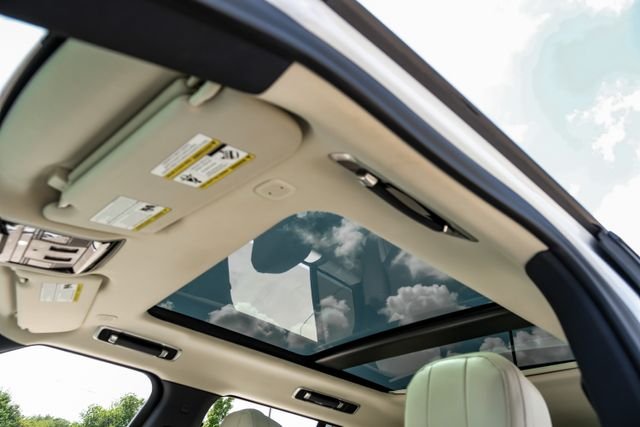 Used 2025 White Land Rover SE image 4