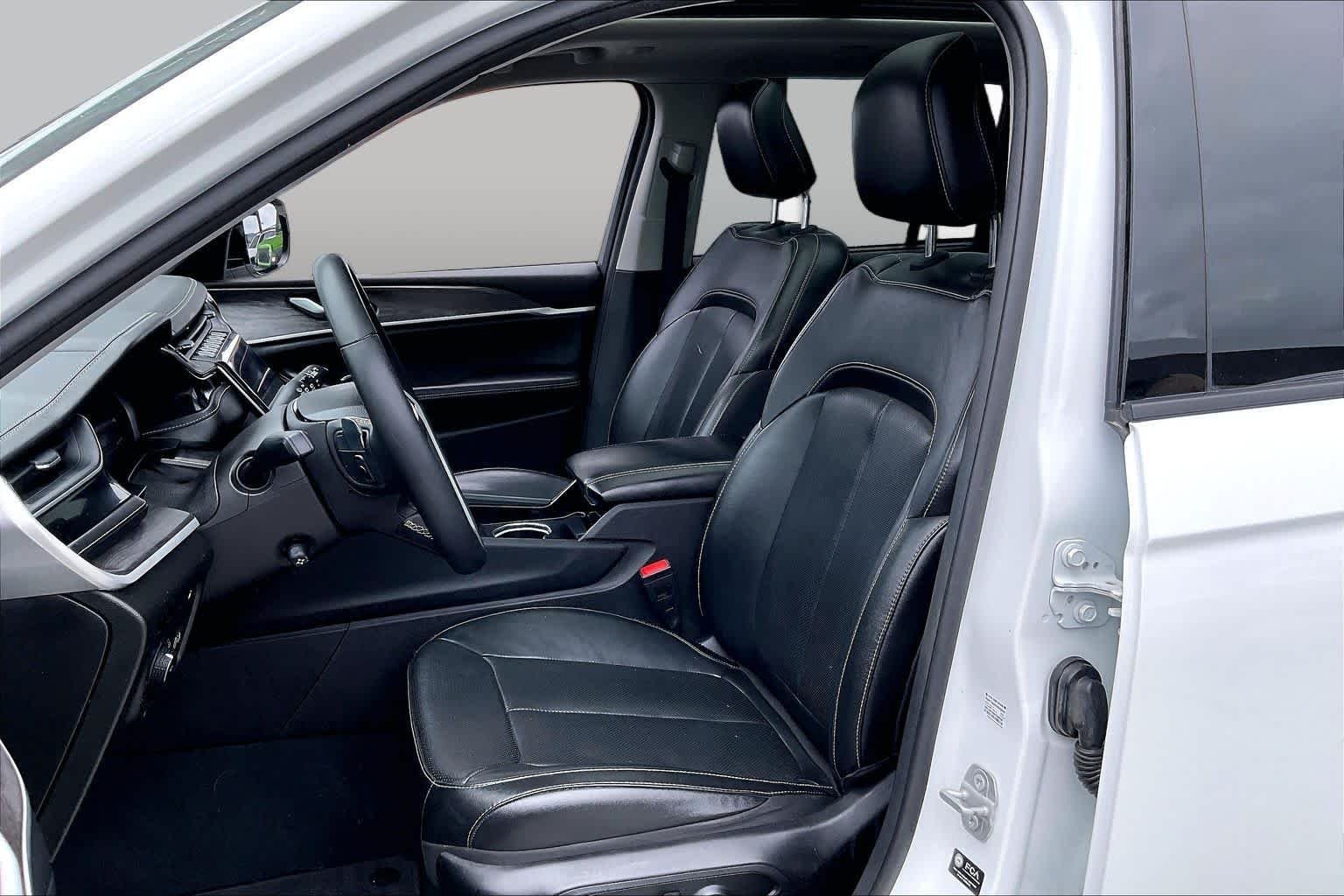 Used 2022 Bright White Clearcoat Jeep  image 8