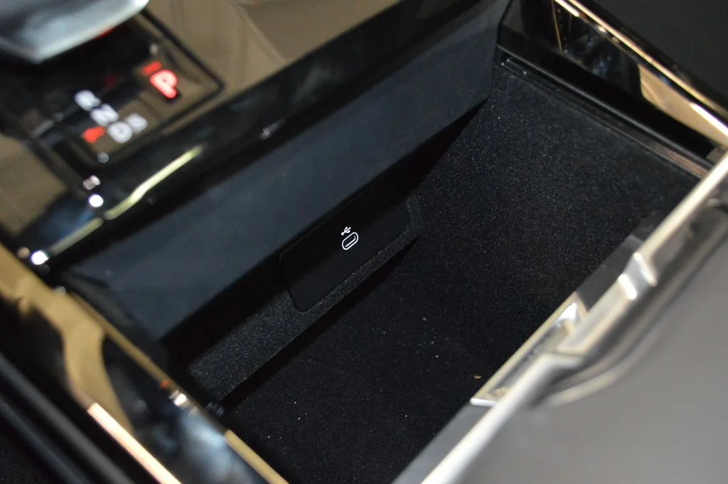 Used 2025 Gray Land Rover SE image 32