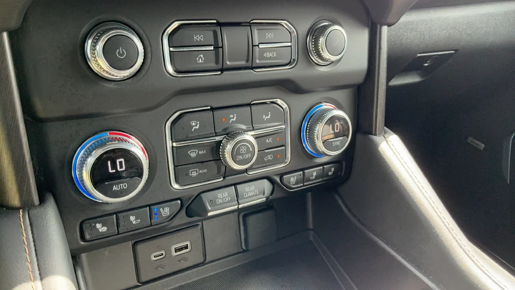 Used 2024 White GMC AT4 image 16