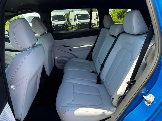 New 2026 Hydro Blue Pearl-Coat Exterior Paint Jeep Limited image 20