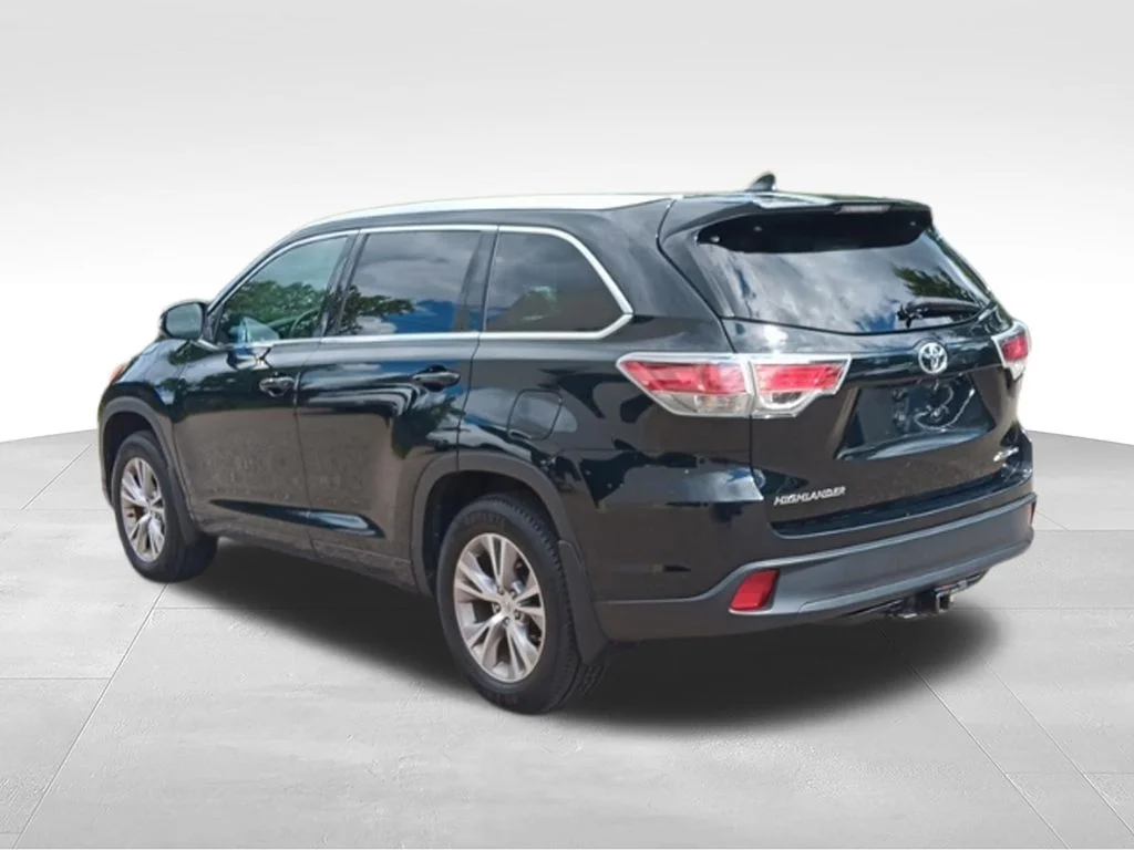 Used 2015 Attitude Black Metallic Toyota XLE V6 image 5