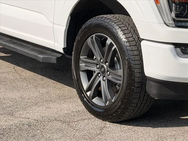 Used 2023  Ford Lariat image 30