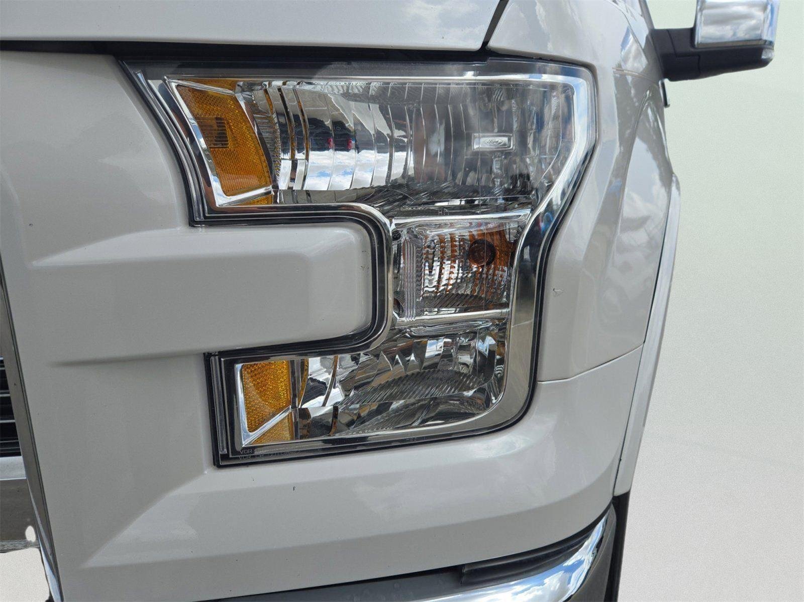 Used 2017 White Platinum Metallic Tri-Coat Ford Lariat image 9
