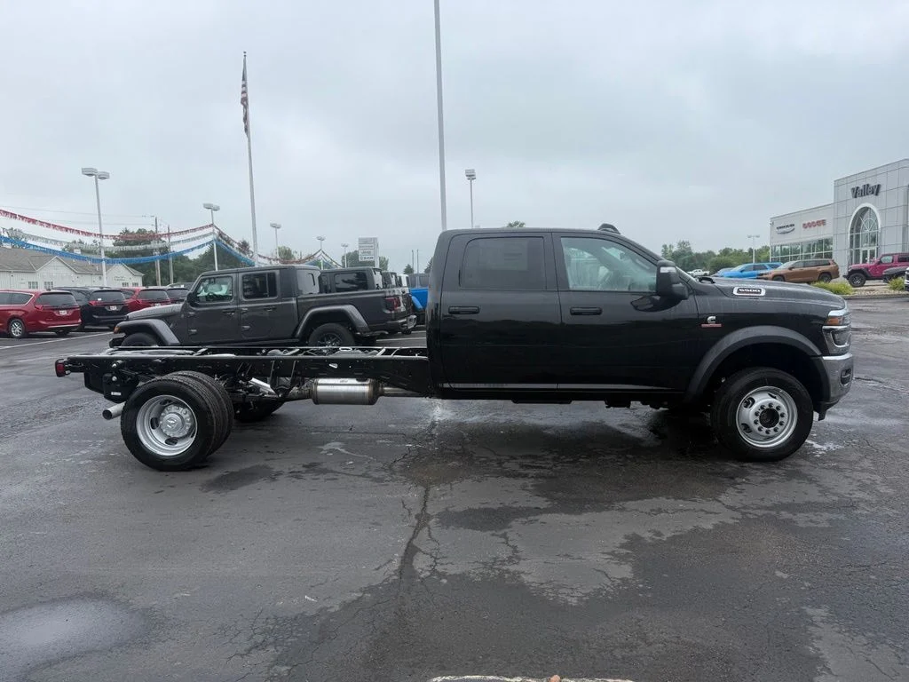 New 2026 Diamond Black Crystal Pearl-Coat Exterior Paint RAM Tradesman image 2