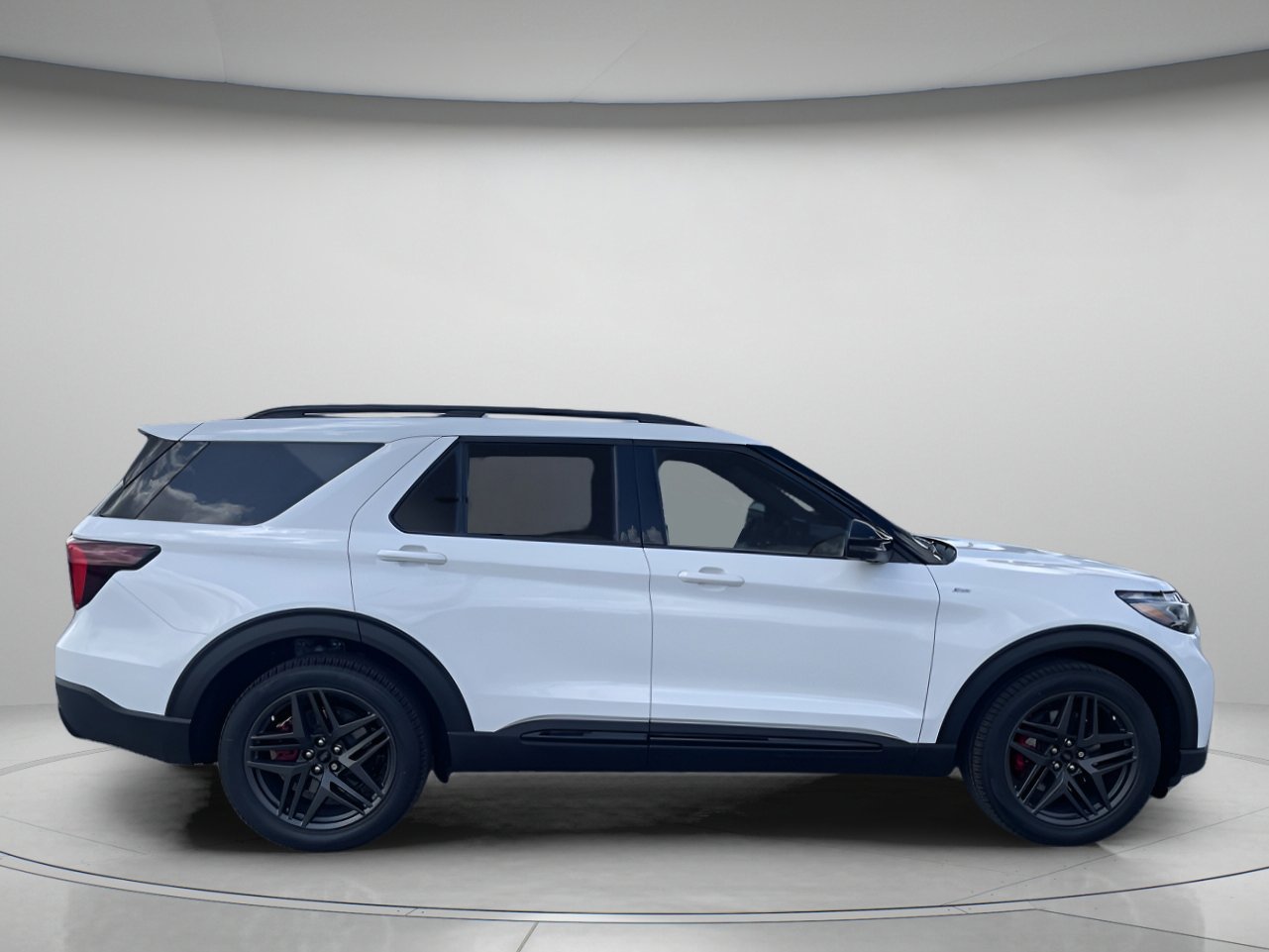 New 2026 Star White Metallic Tri-Coat Ford ST-Line image 2
