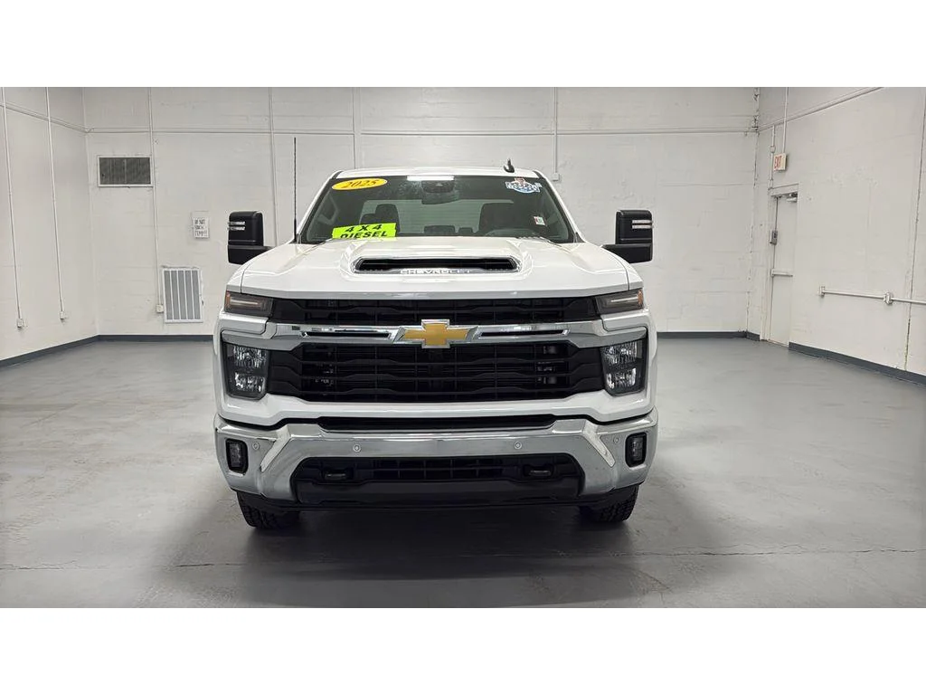 Used 2025 Summit White Chevrolet LT image 16