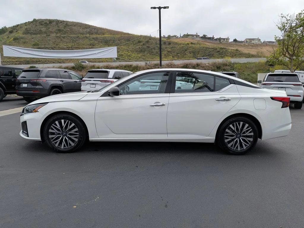 Used 2025 White Nissan 2.5 SV image 8