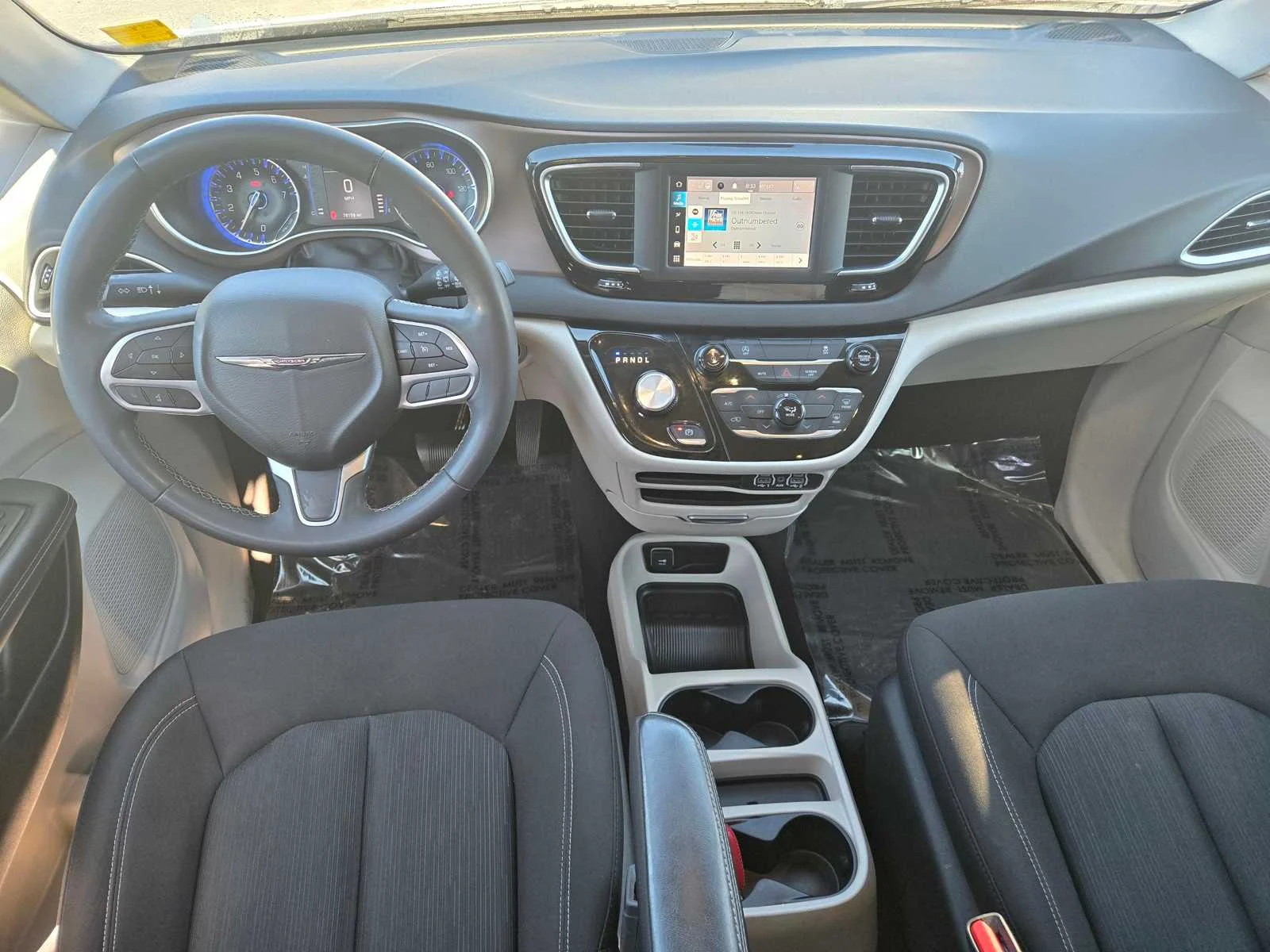Used 2023  Chrysler LX image 9