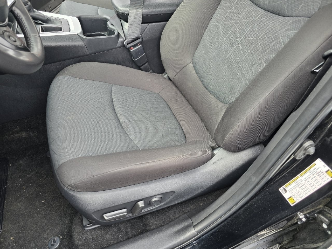 2025 Toyota RAV4 XLE - Photo 15