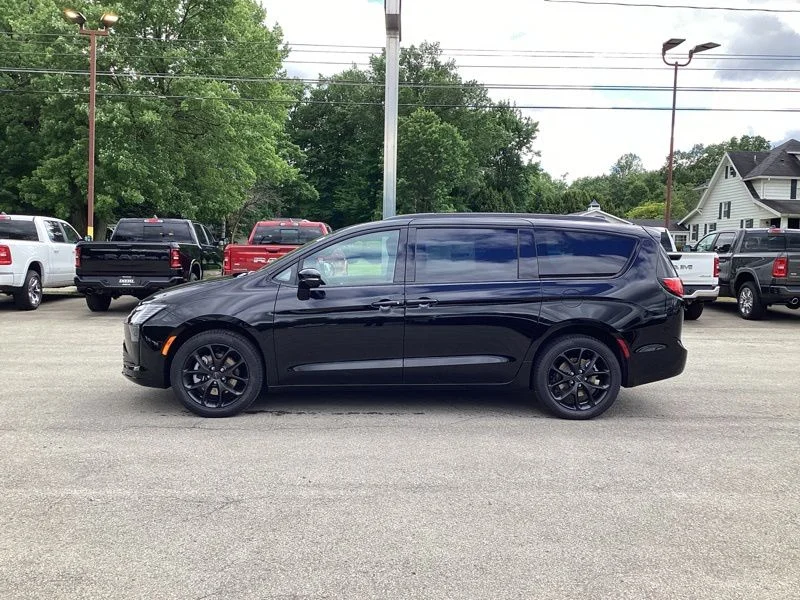 New 2027 Diamond Black Crystal Pearl-Coat Exterior Paint Chrysler Limited image 4