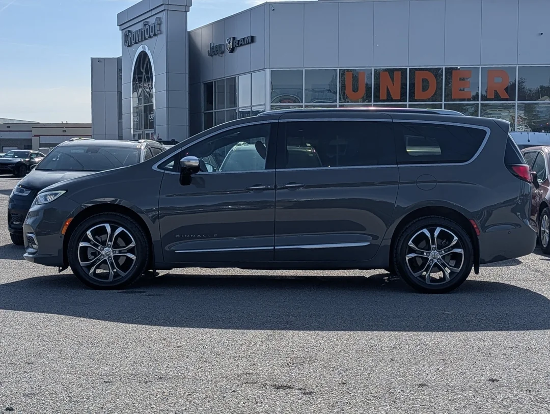 Certified Used 2023 Grey Chrysler Pinnacle - - AWD - 360 Camera - Premium Leather - Amazon Fire - Heated Seats - Remote Start & More! image 5